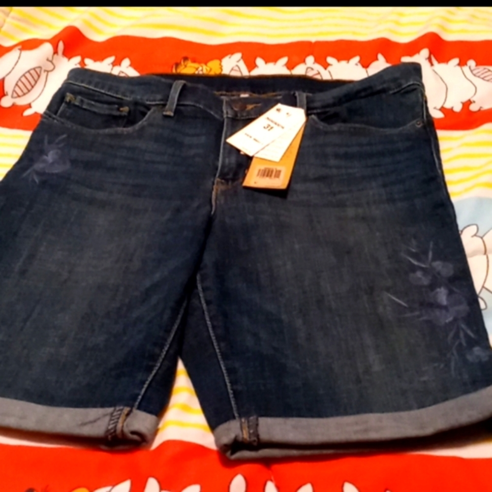 NWT,LEVIS,VINTAGE 90'S, Mid-Rise, Bermuda Shorts with Floral Embroidery Detail🦋
